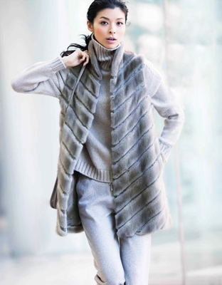 冬日里的同色系女子 6套柔和色彩針織搭配方案